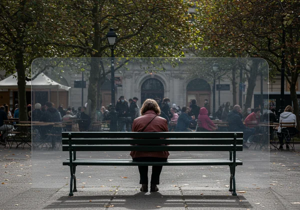 Pessoa sentindo-se isolada, evitando interação social.